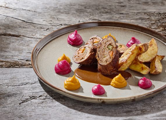 Ein Hauptgericht des Hotel medelina in Curaglia auf einem Teller angerichtet.