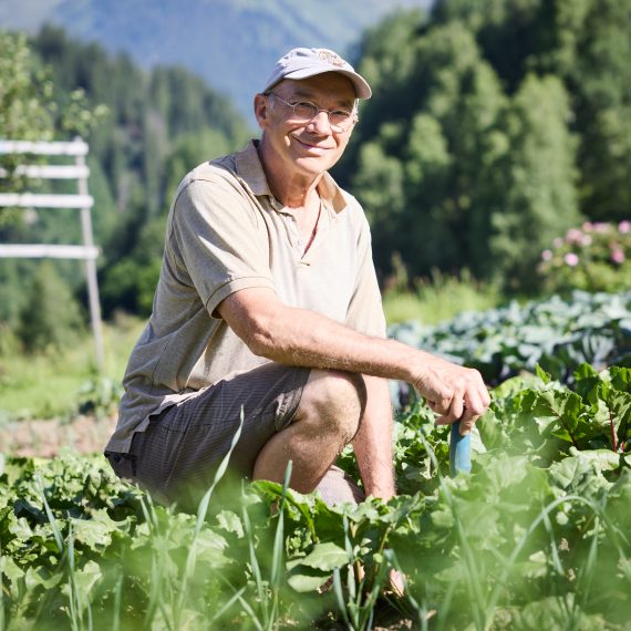 Portrait von Christoph Pally im Gemüsegarten des Hotel medelina in Curaglia.