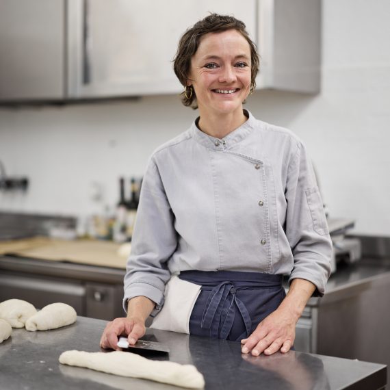 Portrait von Nadine Schmid in der Küche des Hotel medelina in Curaglia.