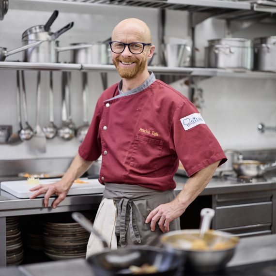 Portrait von Patrick Egli in der Küche des Hotel medelina in Curaglia.