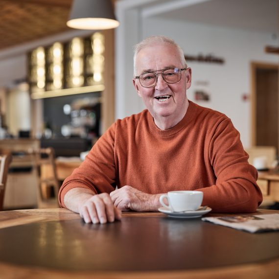Portrait von Aluis Albin am Stammtisch des Hotel medelina in Curaglia.