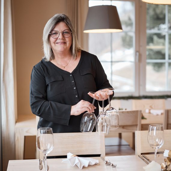 Portrait von Claudia Columberg im Speisesaal des Hotel medelina in Curaglia.
