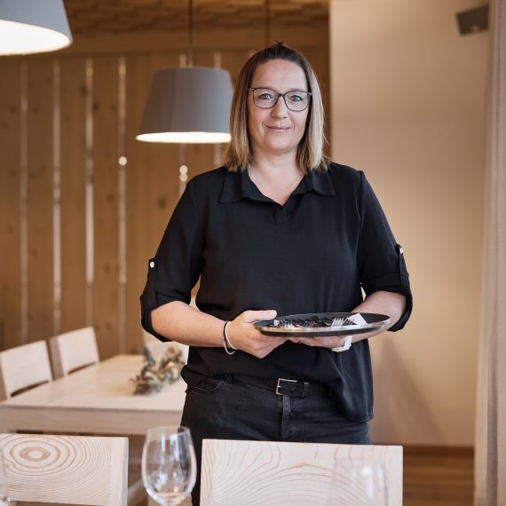 Portrait von Nadia Maissen im Speisesaal des Hotel medelina in Curaglia
