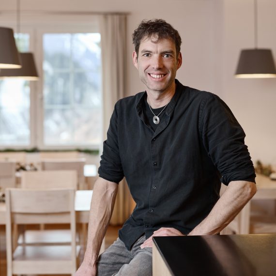 Portrait von Rico Tuor im Speisesaal des Hotel medelina