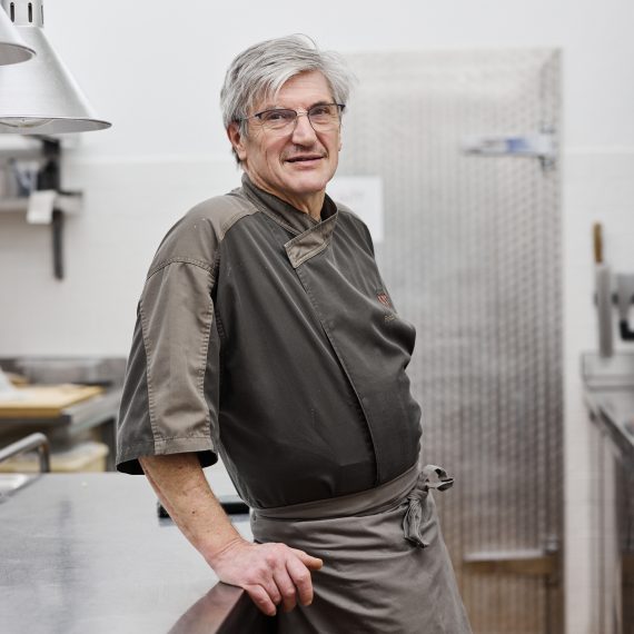 Portrait von Rudolf Wanninger in der Küche des Hotel medelina in Curaglia.