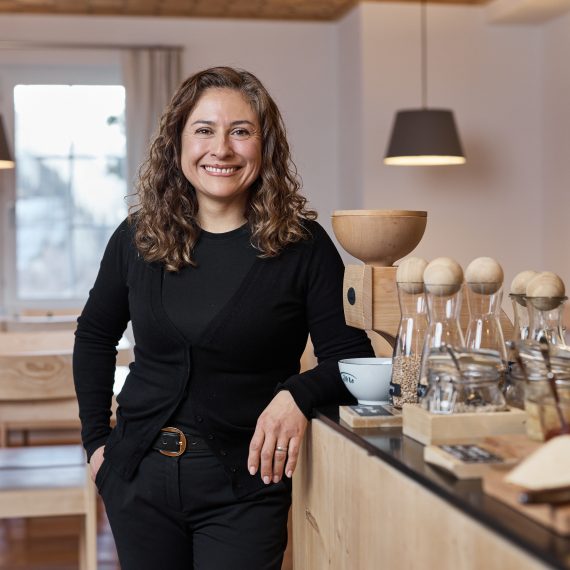 Portrait von Astrith Wild am Frühstücksbuffet im Hotel medelina in Curaglia.