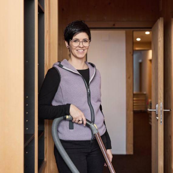 Portrait von Carin Lechmann beim Housekeeping im Hotel medelina in Curaglia.