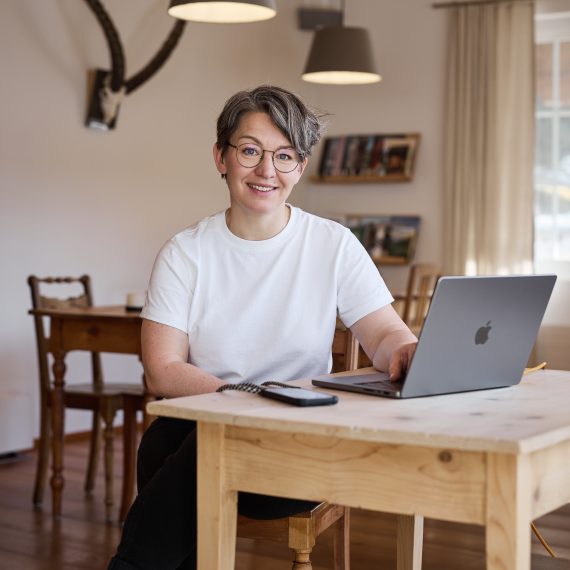 Portrait von Daniela Kienzler im Café des Hotel medelina in Curaglia.