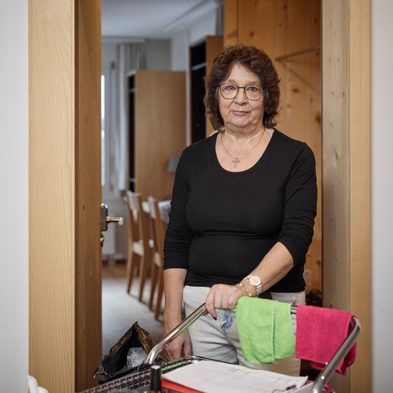 Portrait von Marcella Lutz beim Housekeeping im Hotel medelina in Curaglia.