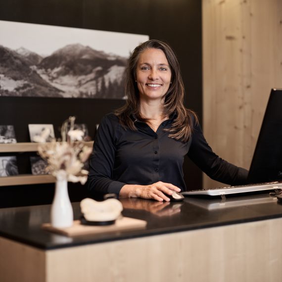 Portrait von Nicolette Manetsch an der Reception des Hotel medelina in Curaglia.