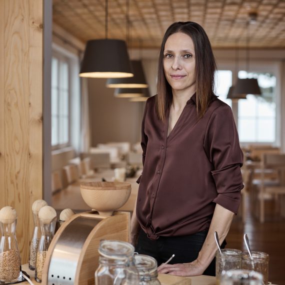Portrait von Caroline Eikens-Lutz am Frühstücksbuffet im Hotel medelina in Curaglia.