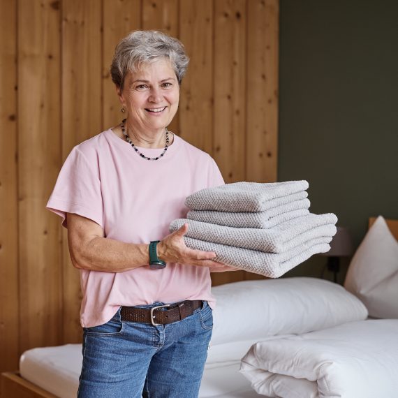 Portrait von Anita Cathomen in einem Zimmer im Hotel medelina in Curaglia.